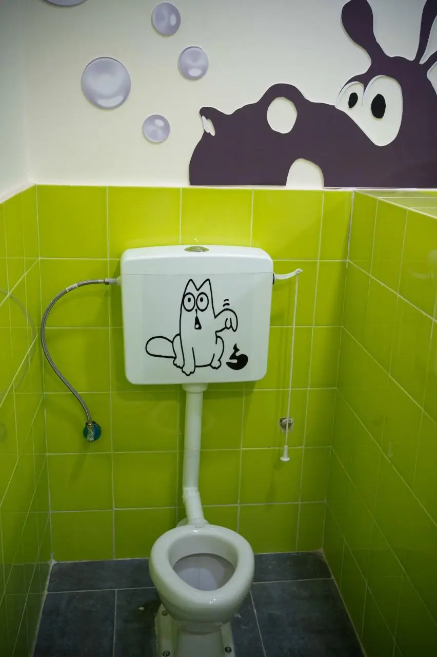 Sanitaires décorés — ambiance ludique et colorée